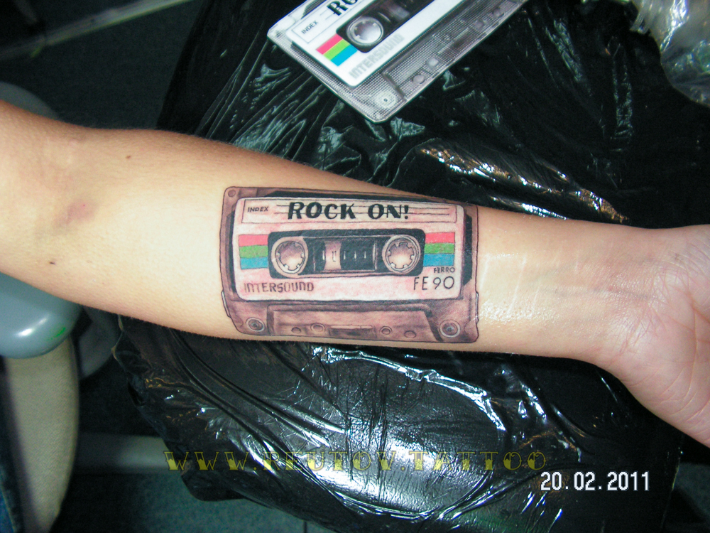 татуировка в виде кассеты